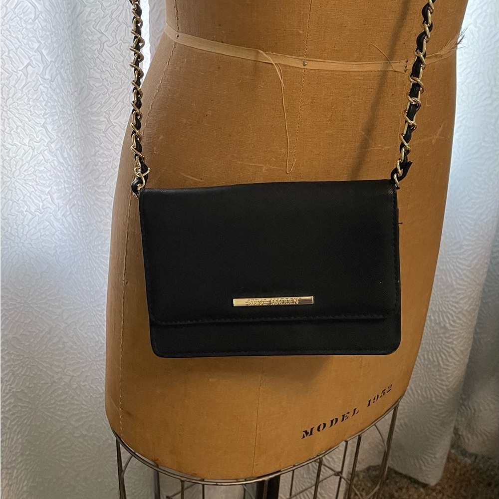 Steve Madden brand, navy blue, cross body bag with blue trim